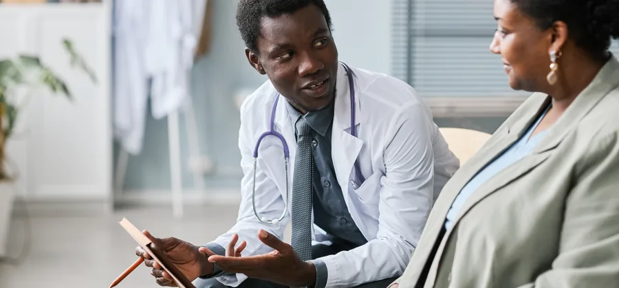 Médecin expliquant une couverture santé à une collaboratrice