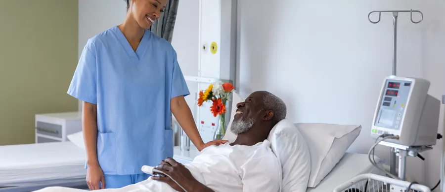 Soignante Umed auprès d'un patient en hospitalisation à domicile